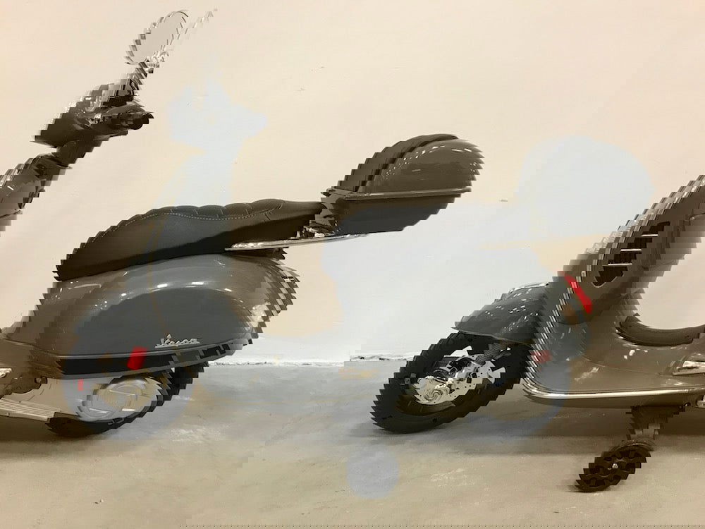 Elektrische kinder scooter Vespa GTS met windscherm en koffer grijs - RideCars