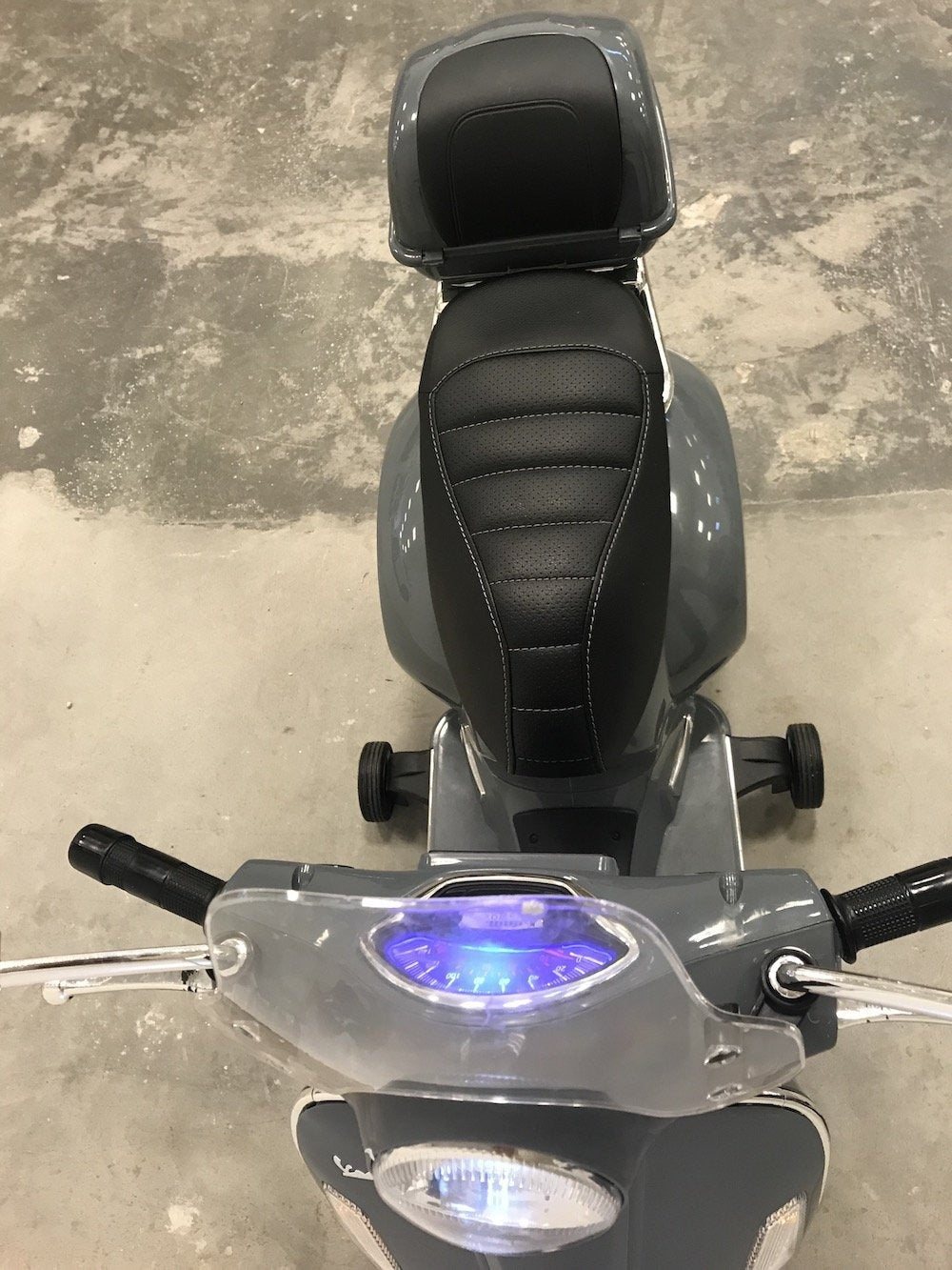 Elektrische kinder scooter Vespa GTS met windscherm en koffer grijs - RideCars