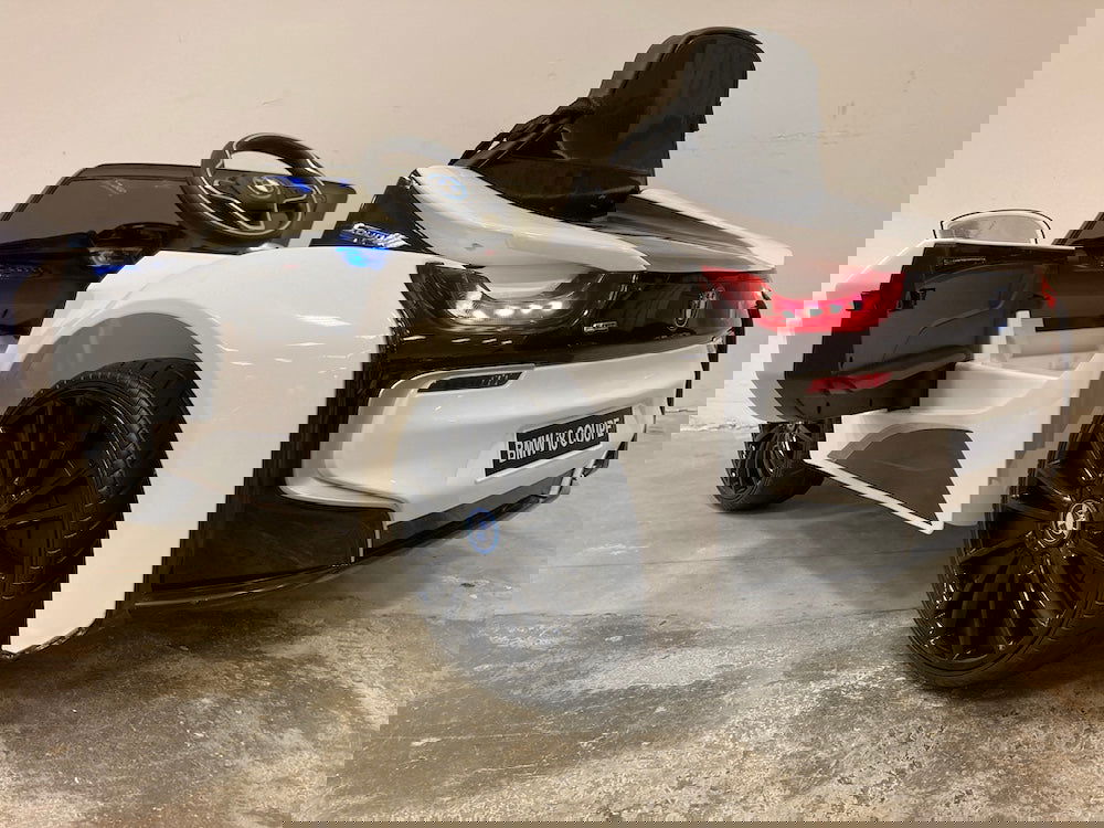 Elektrische kinderauto BMW i8 wit - 12 volt softstart - RideCars