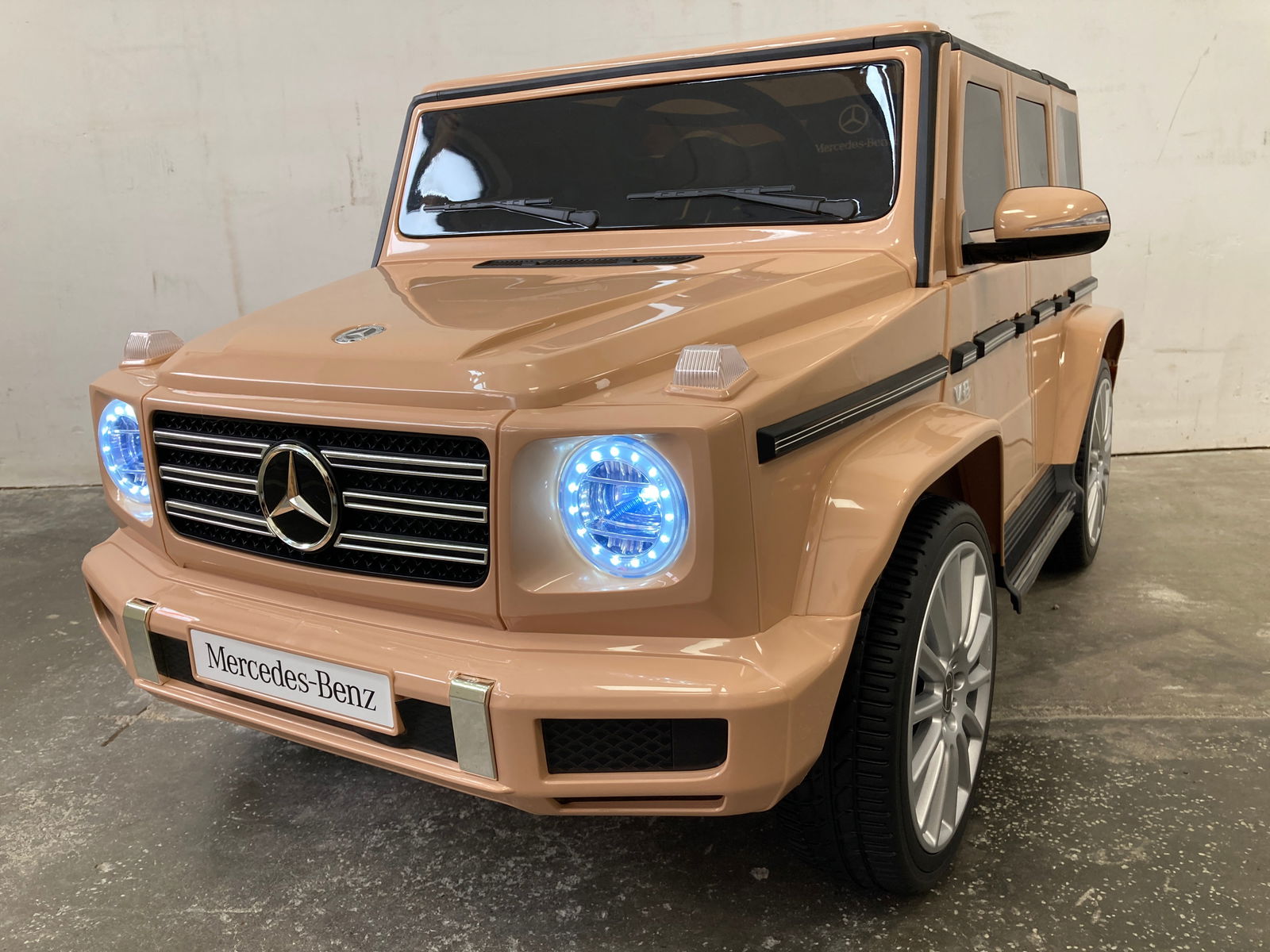 Elektrische kinderauto Mercedes G500 beige 12 volt - RideCars