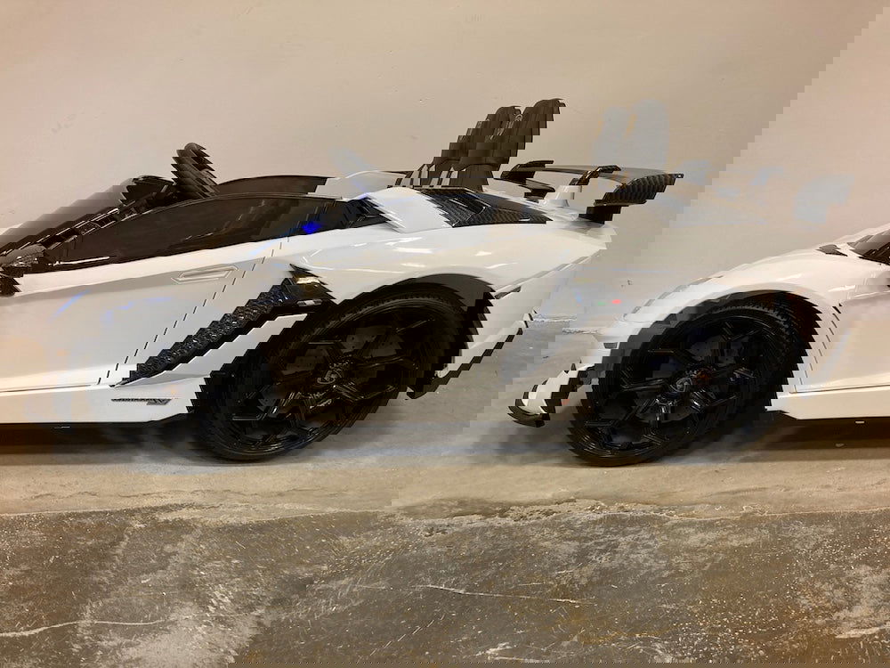 Lamborghini kinderauto Aventador 24 volt wit met drift - twee persoons - RideCars