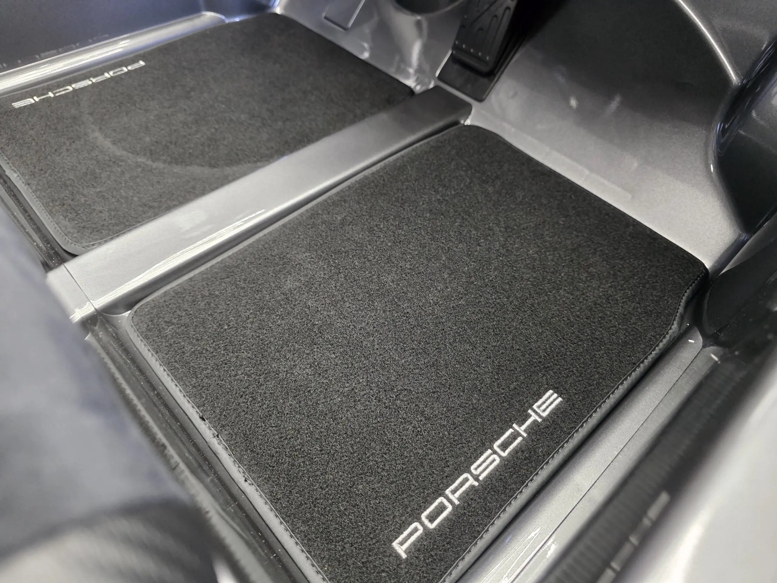 Porsche 911 GT3 kinderauto 24V MP4 2 persoons grijs metallic