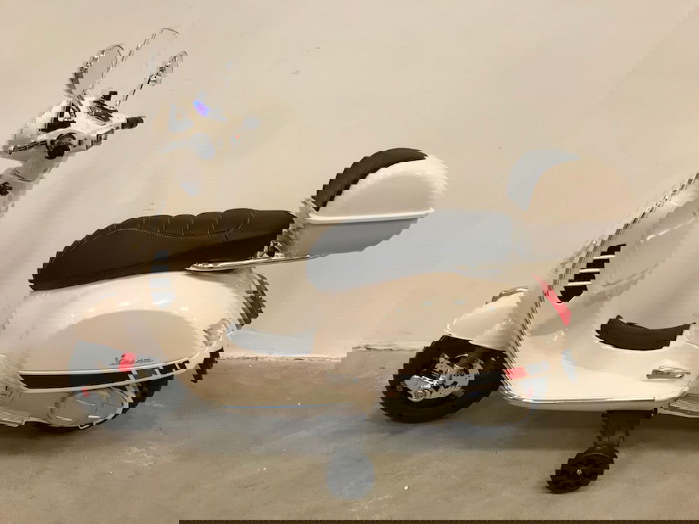 Vespa kinderscooter elektrisch GTS met koffer en windscherm 12 volt wit - RideCars