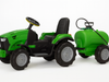 Groene elektrische kindertractor met watertank op witte achtergrond