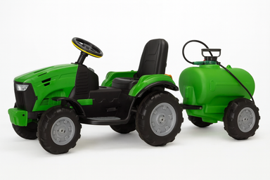 Groene elektrische kindertractor met watertank op witte achtergrond
